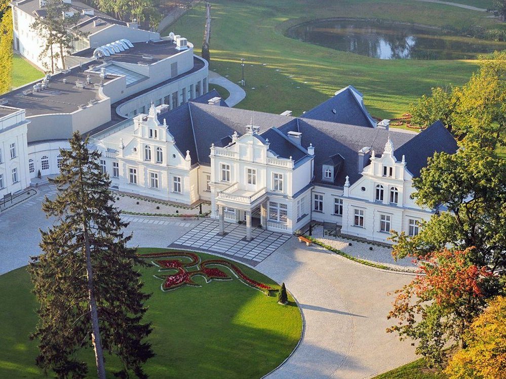 Hotel Palac Romantyczny obiekt konferencyjny z duzym terenem zielonym