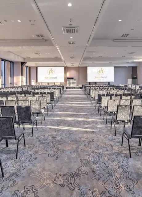 Z redakcyjną wizytą udaliśmy się do jednego z największych warszawskich hoteli konferencyjnych. Osobiście przekonaliśmy się o tym, że Focus Hotel Premium Warszawa realizuje wszystkie oczekiwania organizatora spotkań, poszukującego nie tylko nowoczesnych sal konferencyjnych, ale również dużej bazy noclegowej i profesjonalnego podejścia.