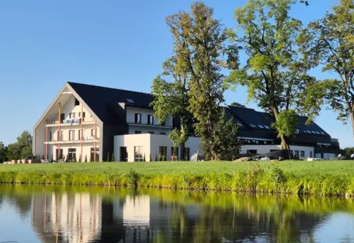 Natural Hotel - Ekologiczny Hotel z Plażą Na Wyspie w Rezerwacie Sosny Taborskie