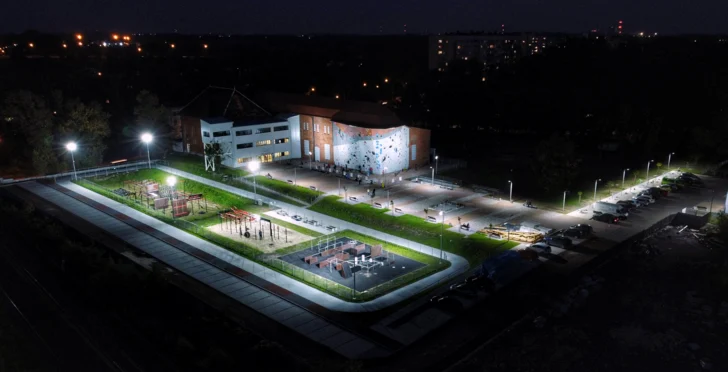 Obiekt Noclegowo-szkoleniowy Przy Skarpie Rozbark Panorama nocna ośrodka