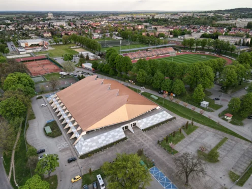Hala znajduje się na terenie kompleksu obiektów sportowych Chrobry Głogów S.A.