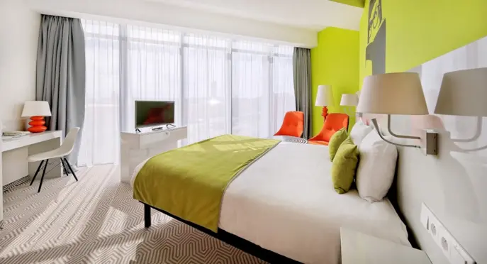 ibis Styles Wrocław Centrum Pokój z dużym łóżkiem z widokiem na Dworzec Główny