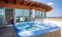 Deluxe z Jacuzzi® na tarasie