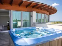 Deluxe z Jacuzzi® na tarasie